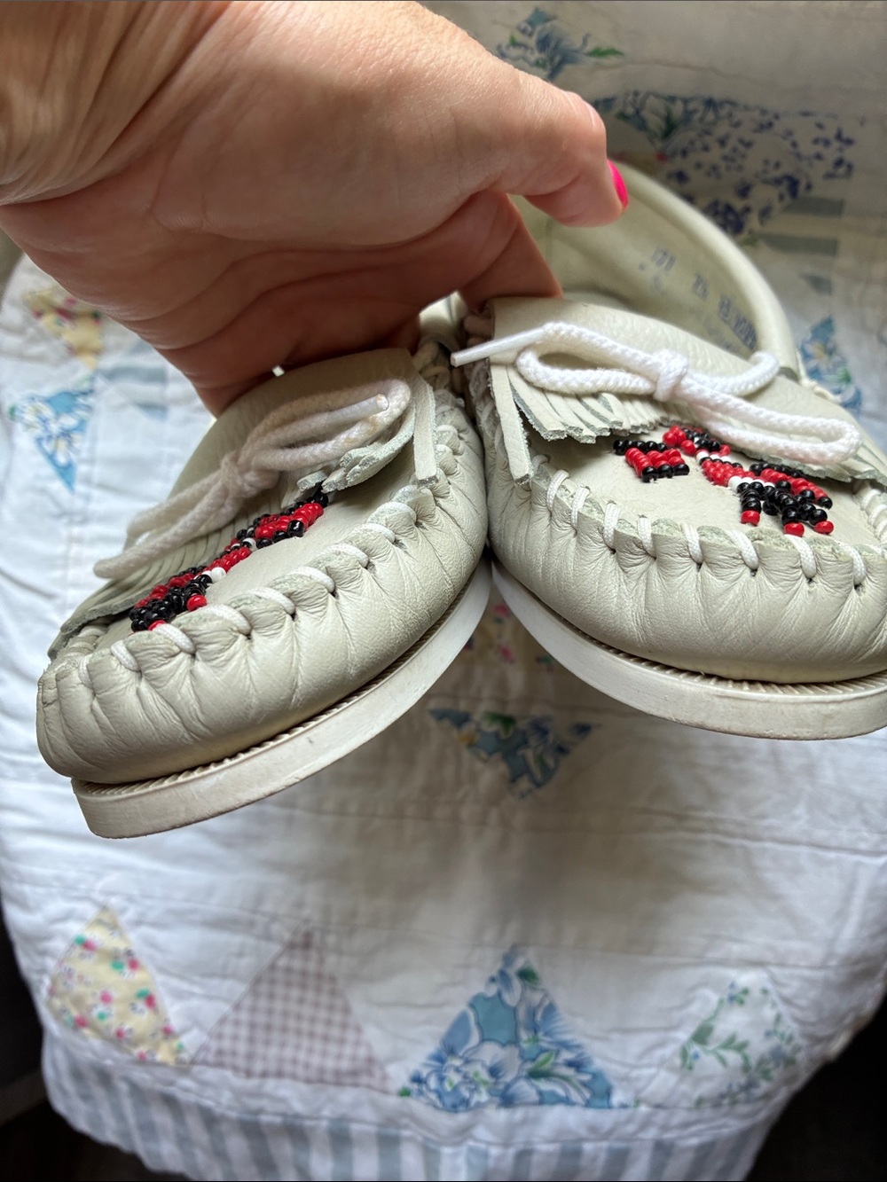 Vintage Minnetonka Women's White Beaded Kiltie Moccasin 7.5 - Picture 6 of 7
